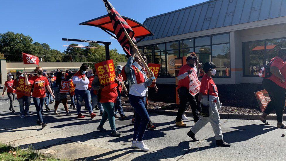 کارگران مک‌دونالد در آمریکا دوباره در اعتراض به خشونت جنسی اعتصاب کردند  